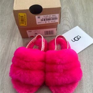 UGG - Vibrant Pink Fluffy “Yeah” kids Slides - Size 8